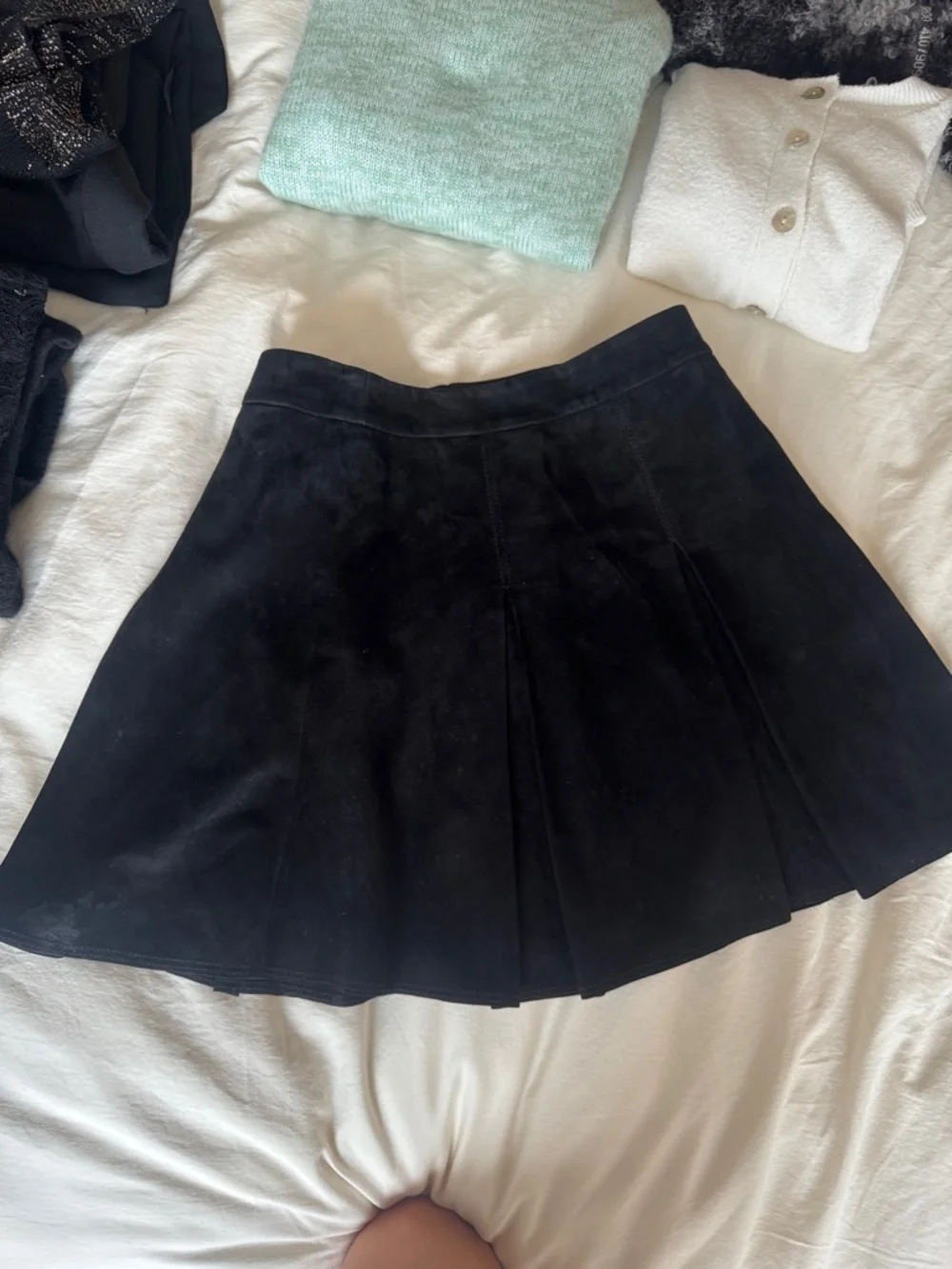 Alice + Olivia Black Suede Pleated Mini Skirt - Picture 6 of 9